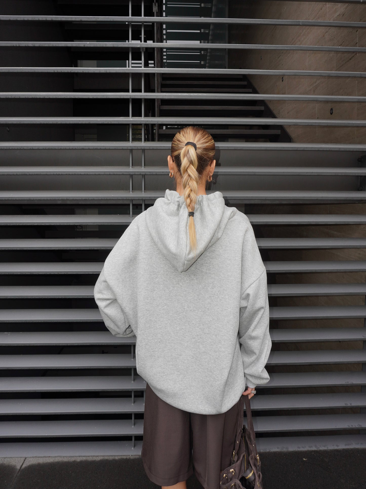 FELPA CON CAPPUCCIO E CRAVATTA