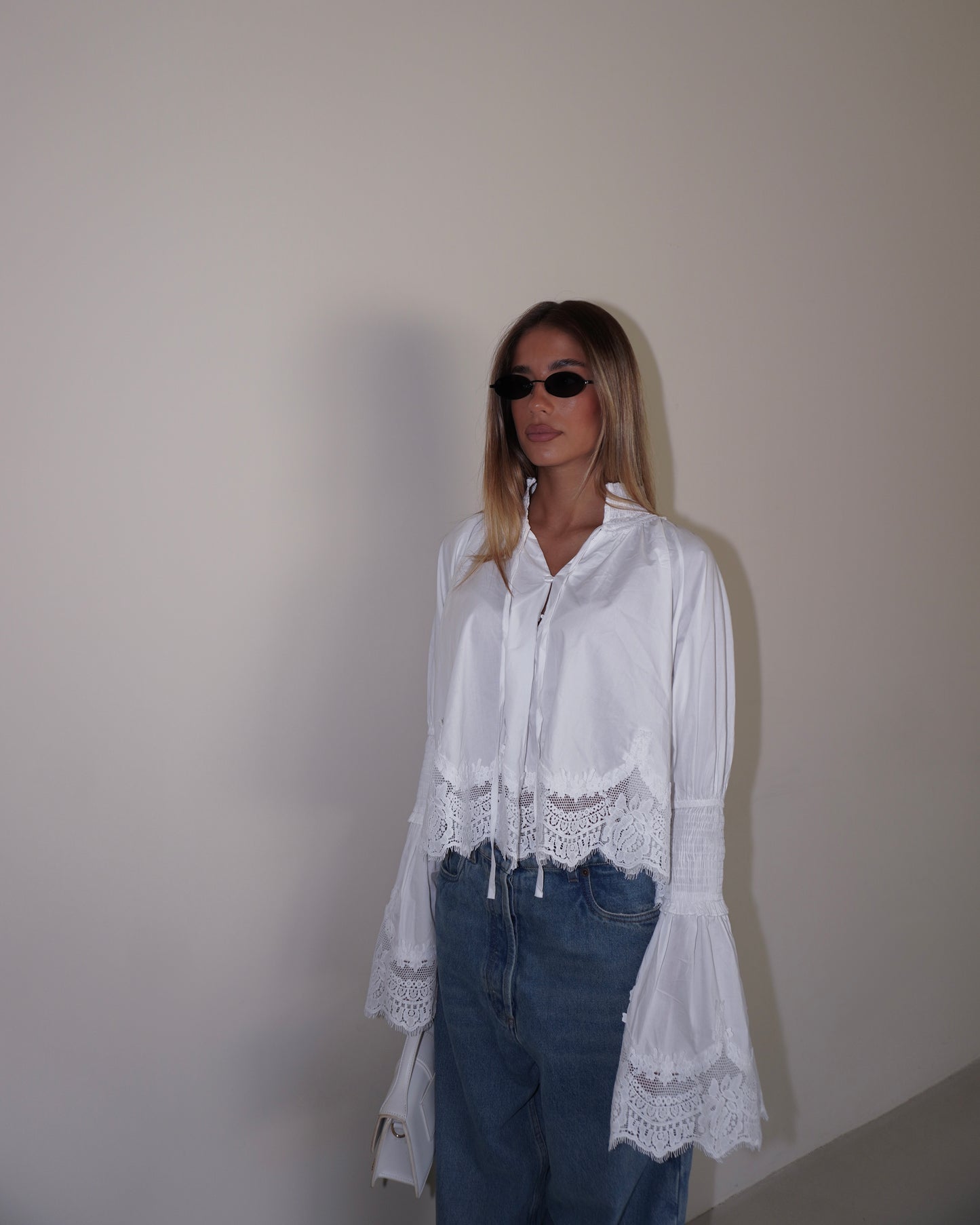 BLUSA CON PIZZO E MANICHE AMPIE