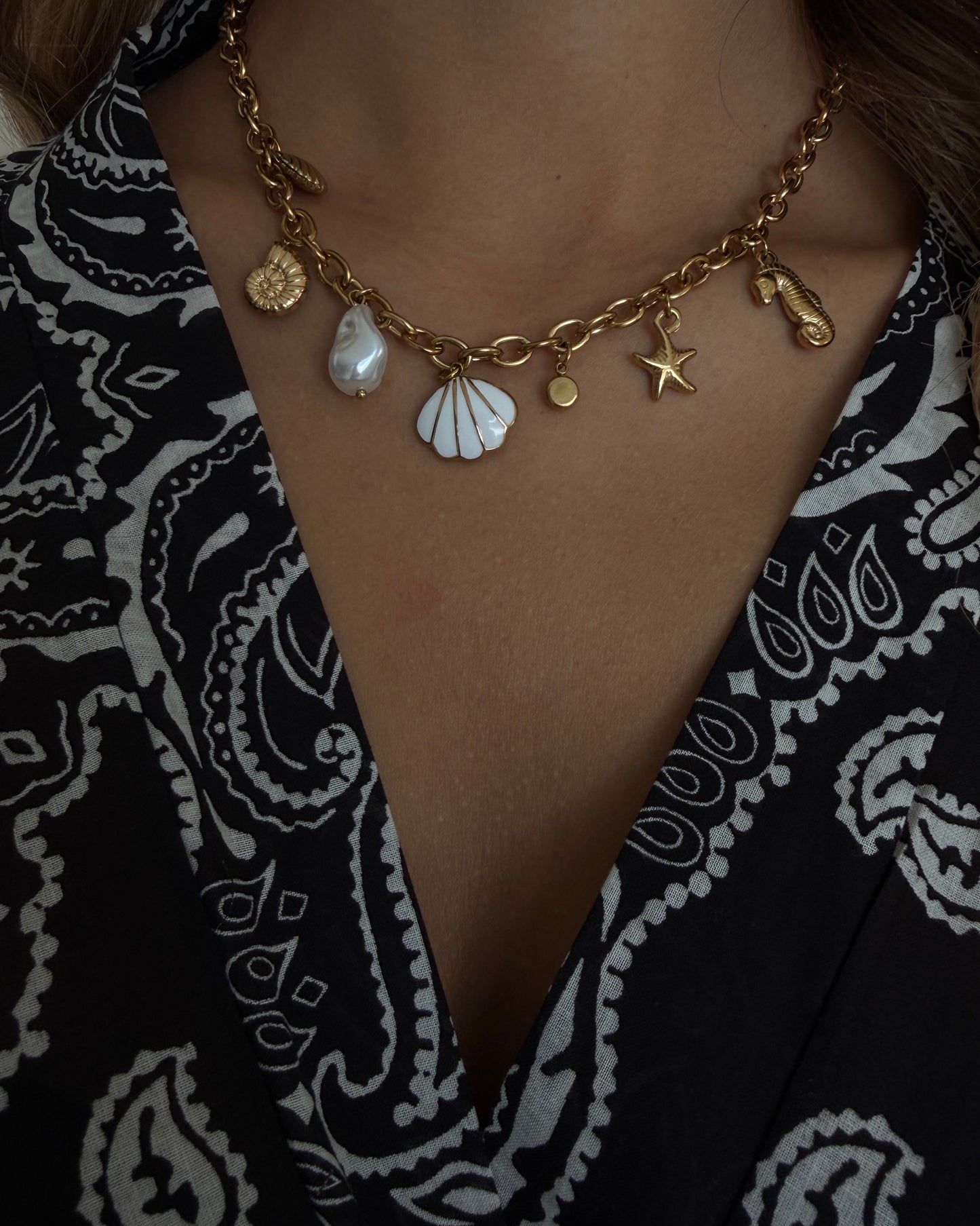 COLLANA CON CHARMS E CONCHIGLIE