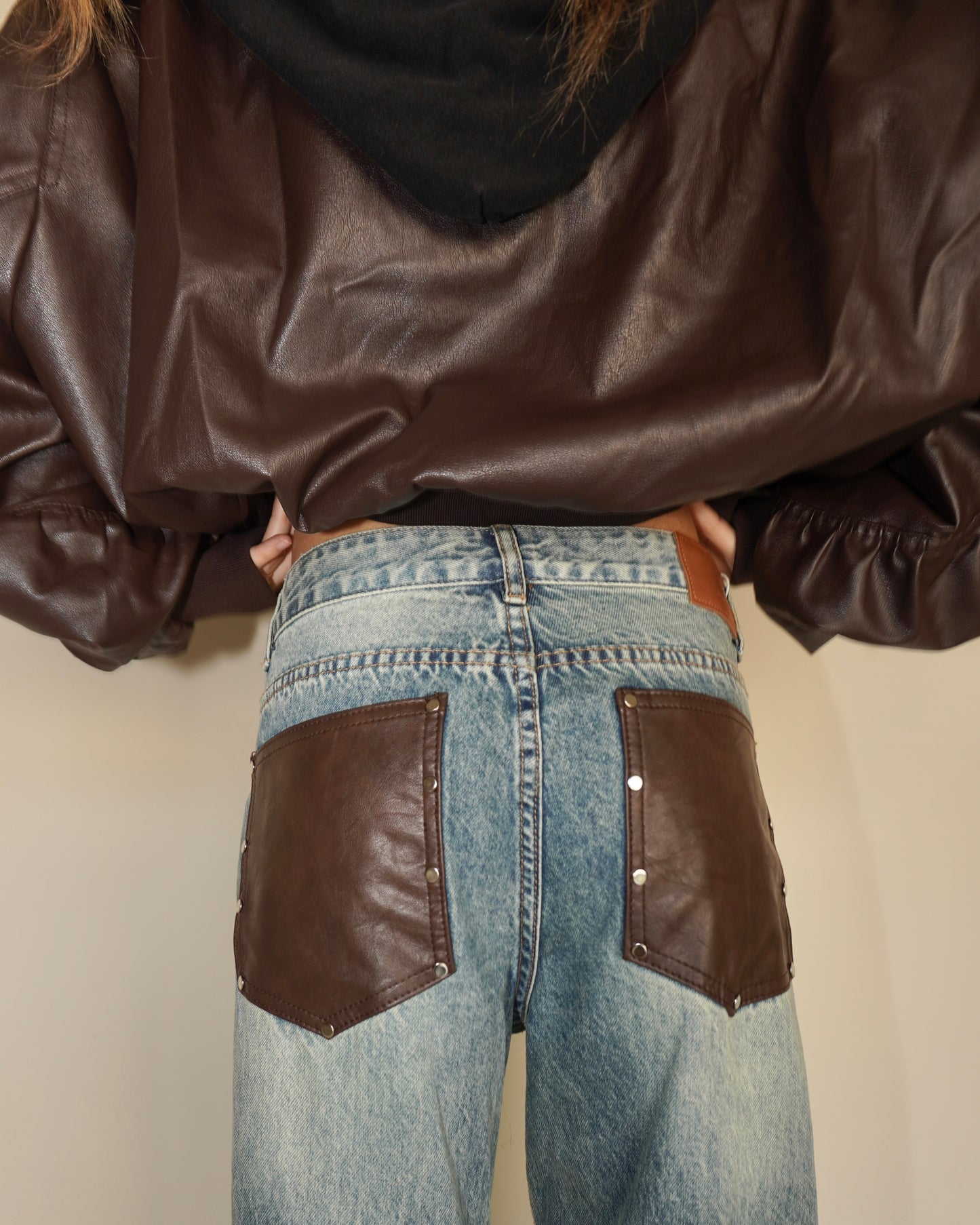 JEANS STRAIGHT CON TASCHE IN ECOPELLE