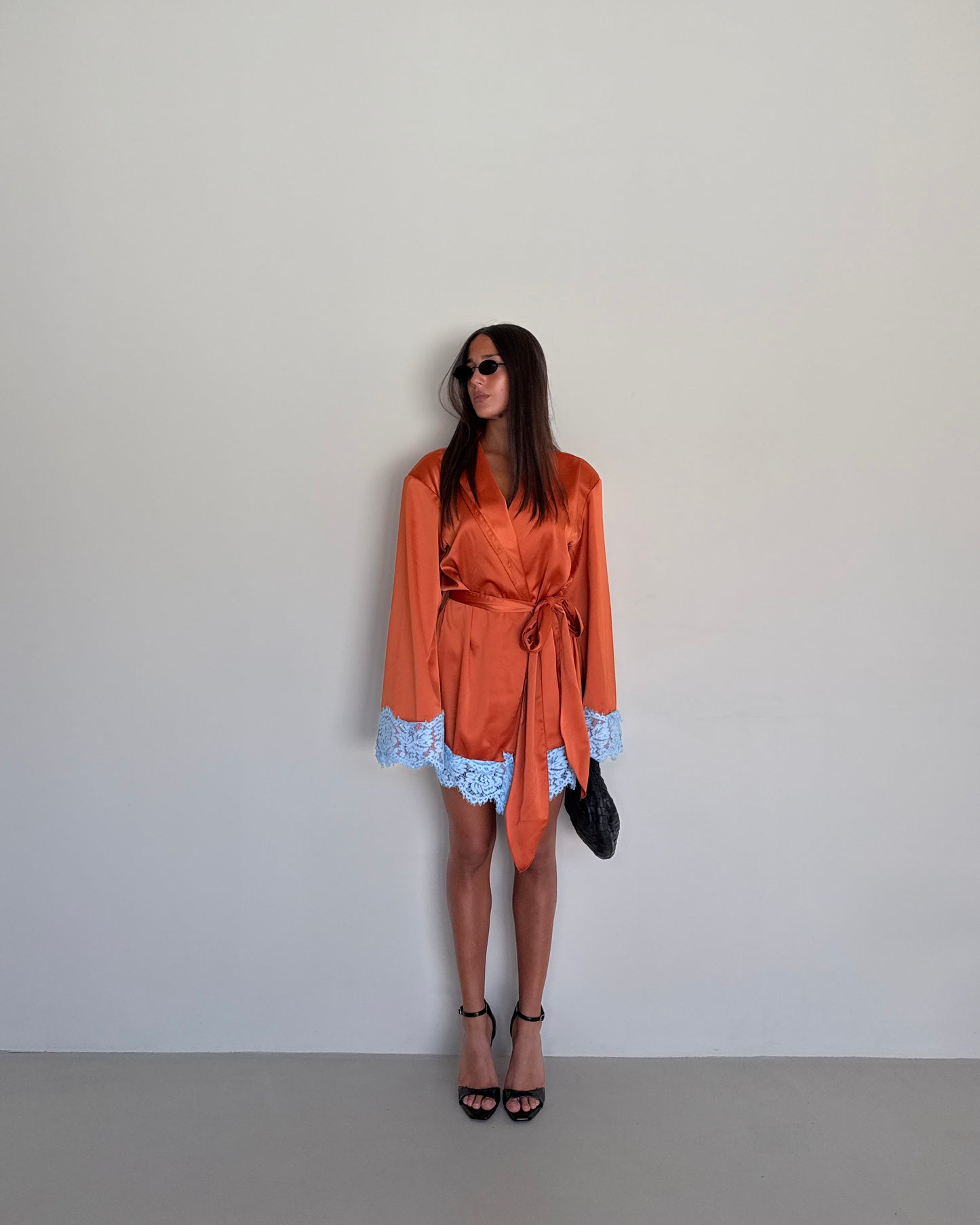 ABITO KIMONO IN SIMIL RASO E PIZZO
