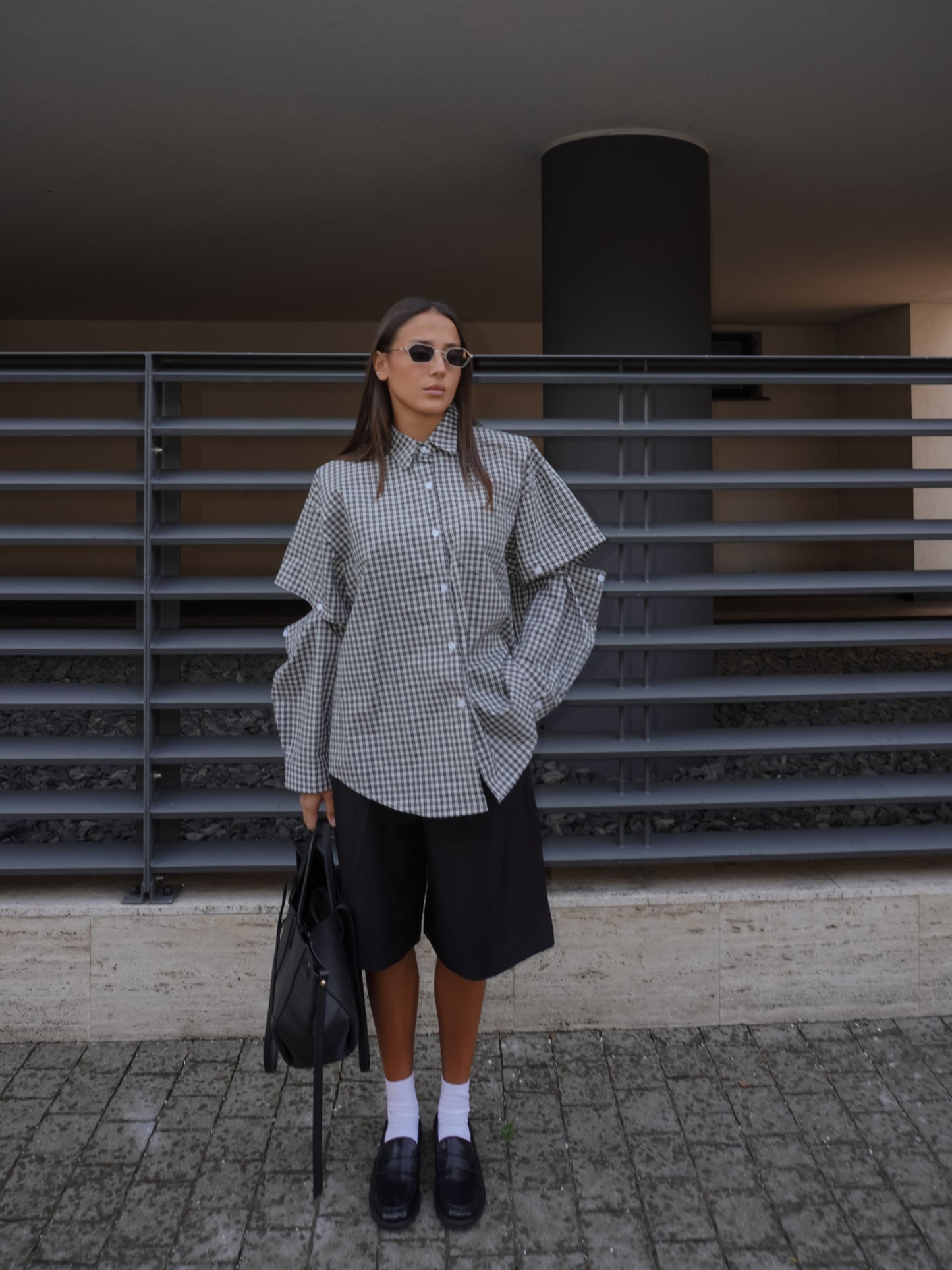 CAMICIA OVER A RIGHE CON CUT OUT