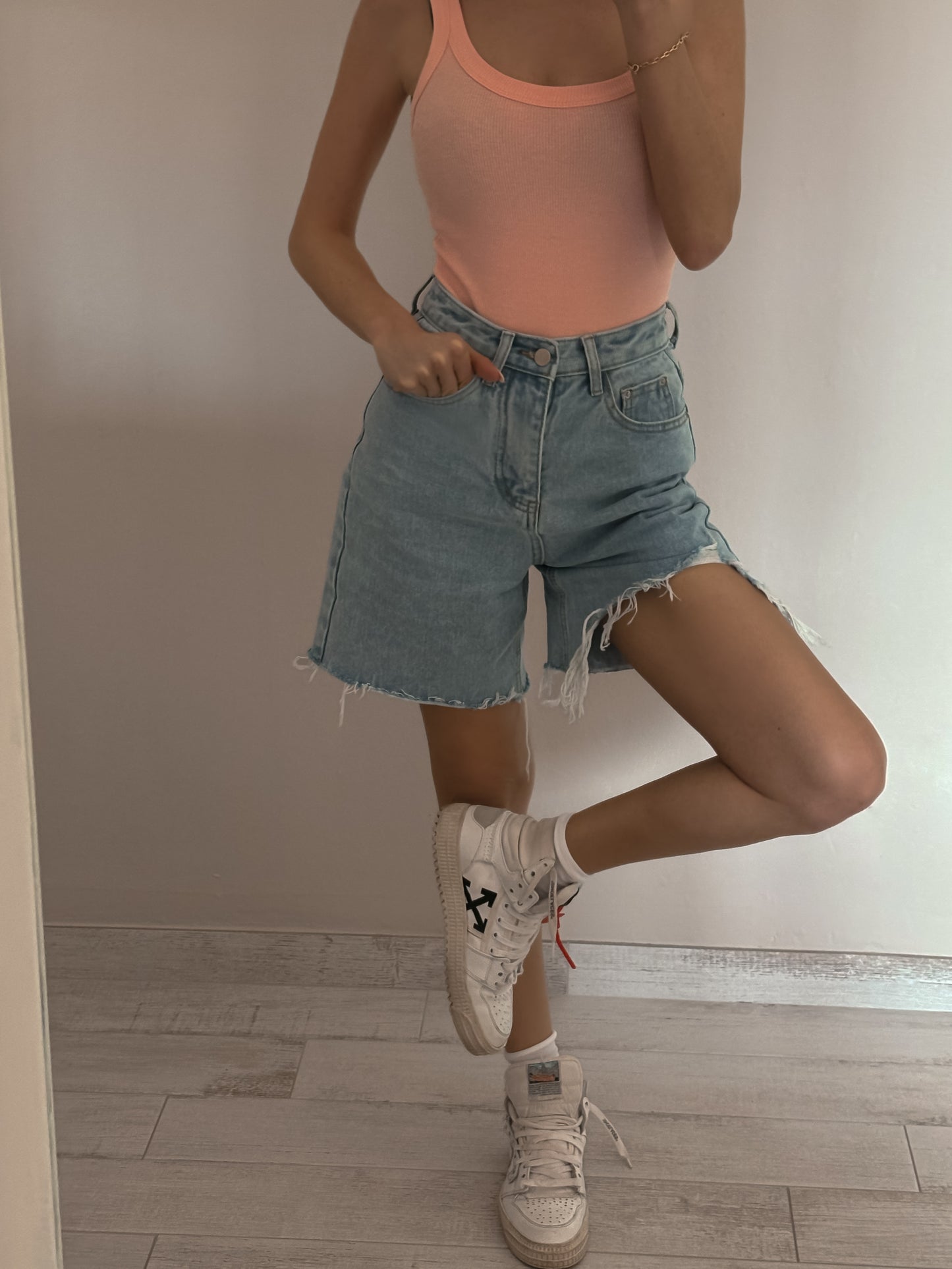 BERMUDA CORTO CON STRAPPO