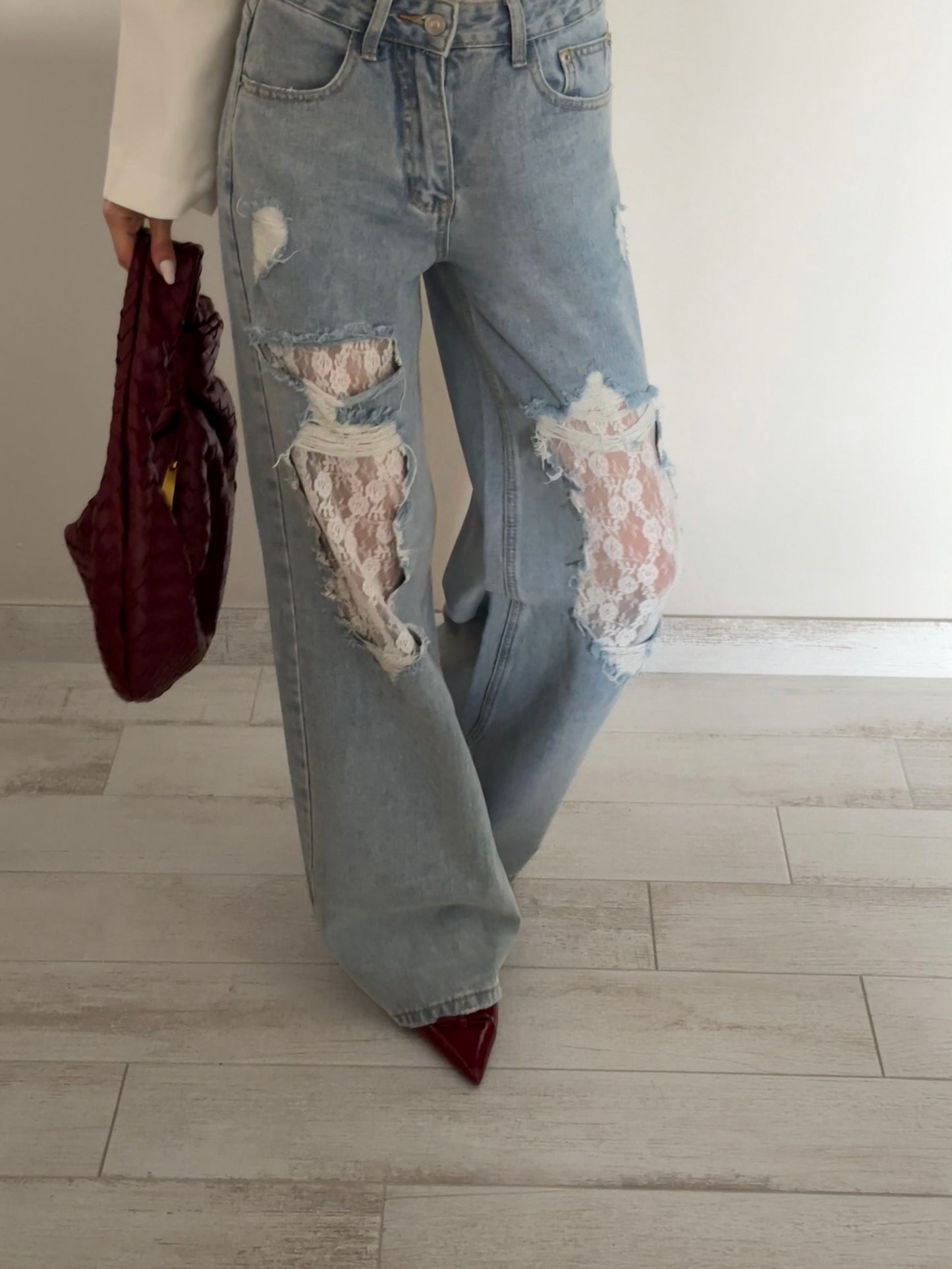 JEANS GAMBA AMPIA CON STRAPPI E PIZZO