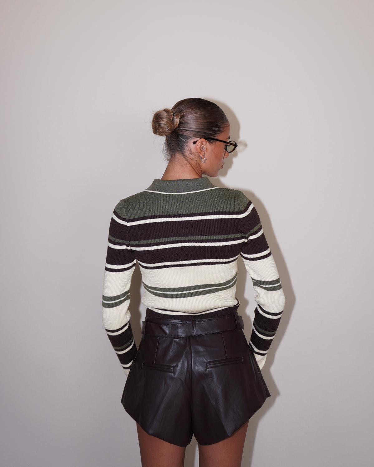 MINI SHORTS IN ECOPELLE CON CINTURA