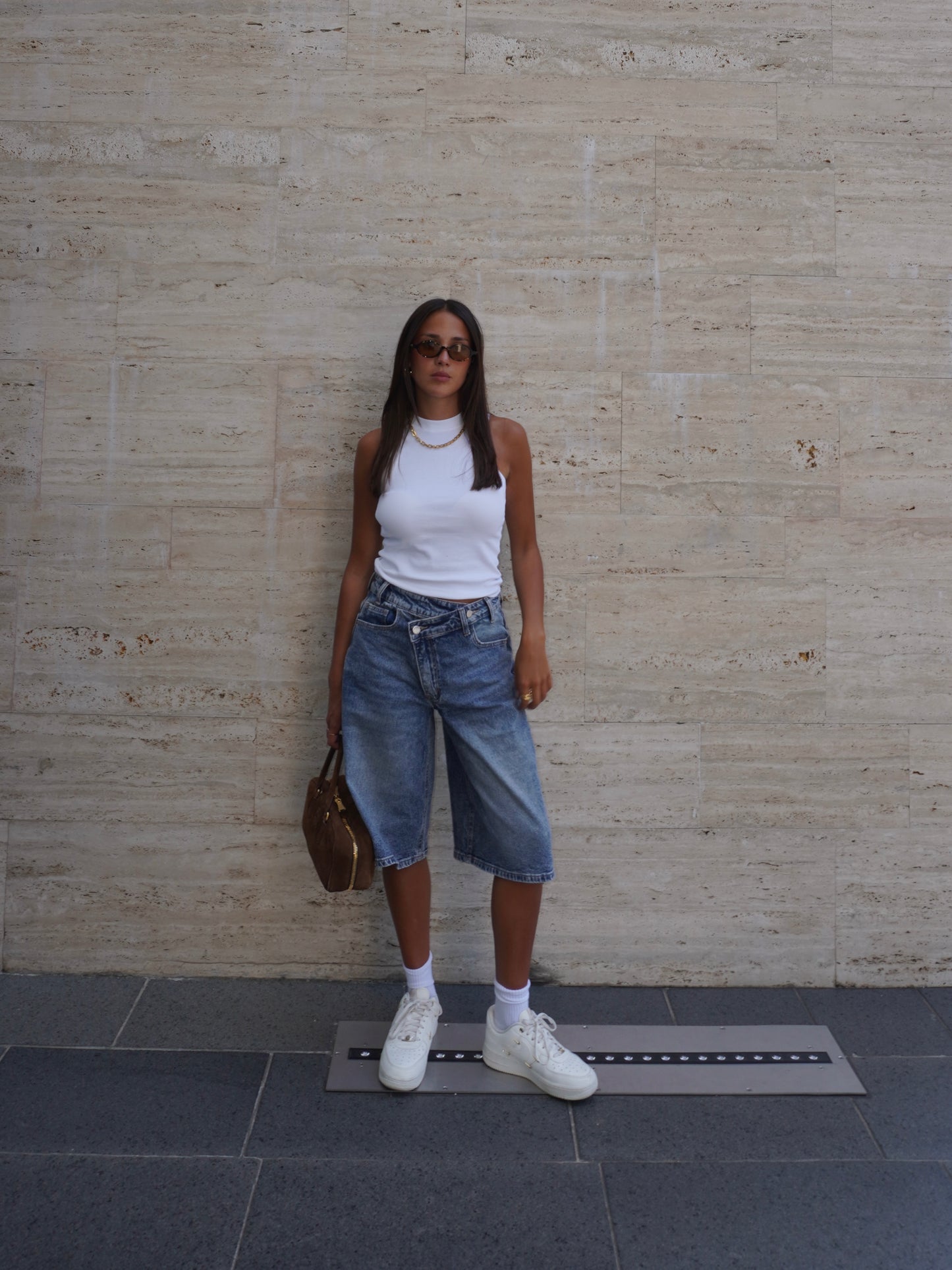 BERMUDA DENIM CON CHIUSURA ASIMMETRICA