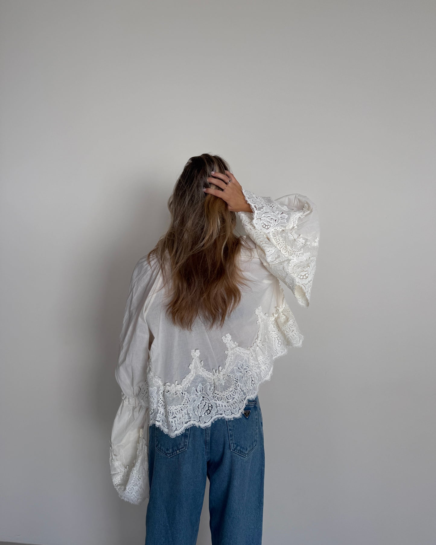 BLUSA CON PIZZO E MANICA AMPIA