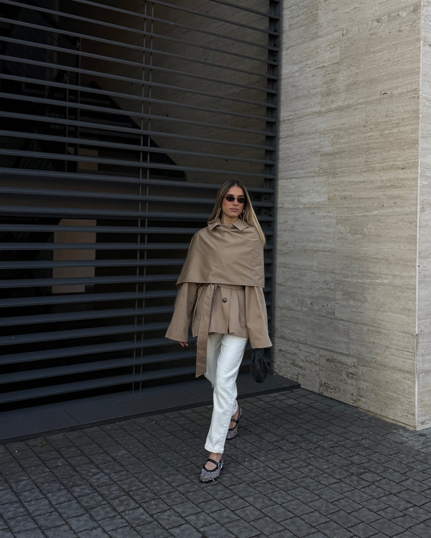 TRENCH CORTO CON MANTELLA LUMINA