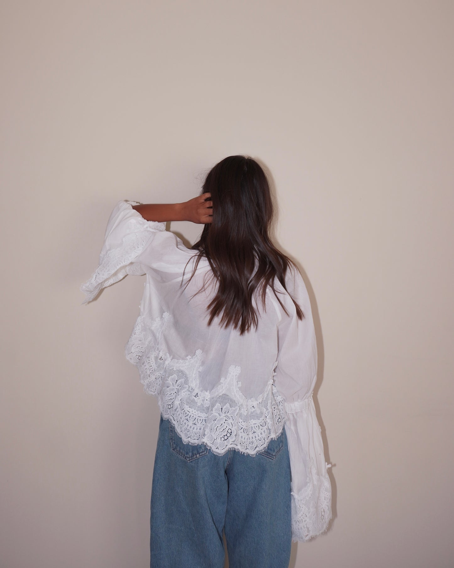 BLUSA CON PIZZO E MANICA AMPIA