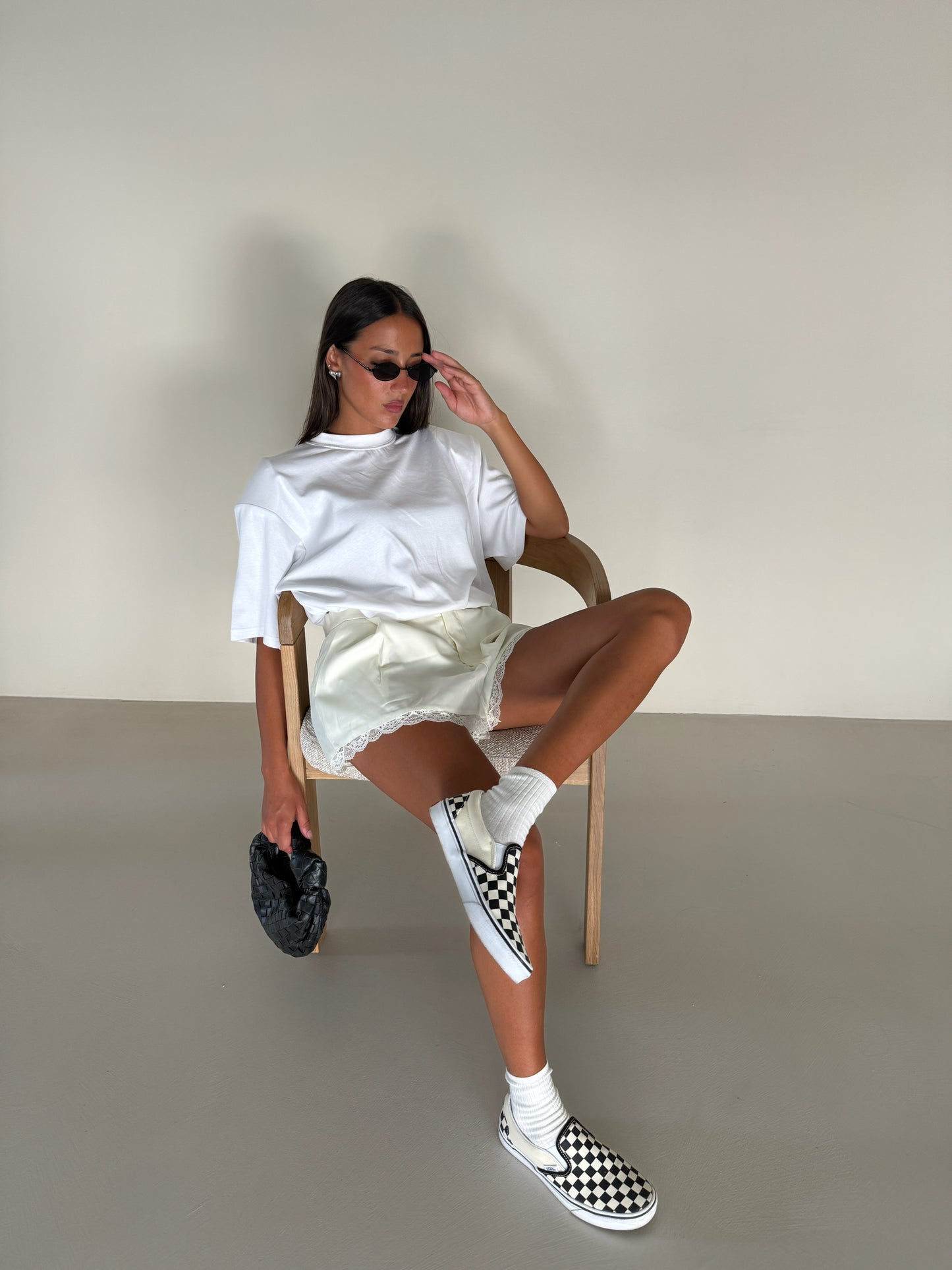 SHORTS CON PINCES E PIZZO