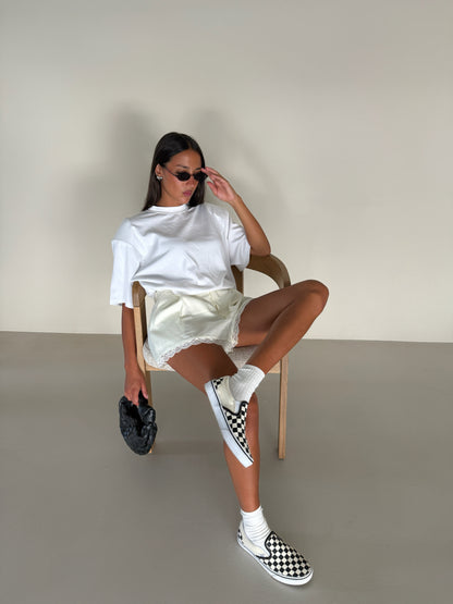 SHORTS CON PINCES E PIZZO