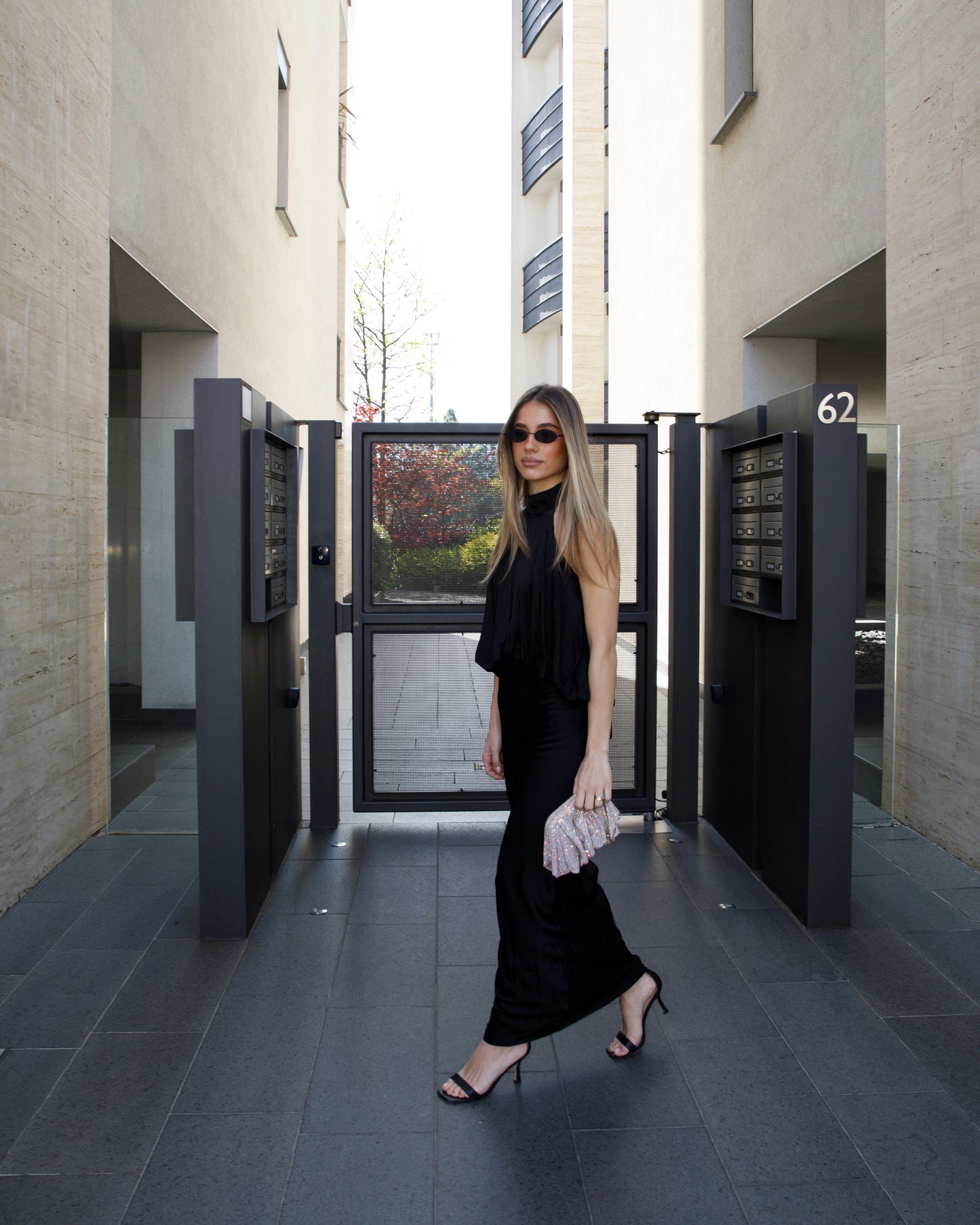 ABITO LUNGO SATINATO SCOLLO HALTER