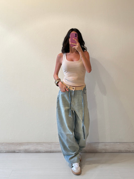 JEANS MOM FIT CON CINTURA