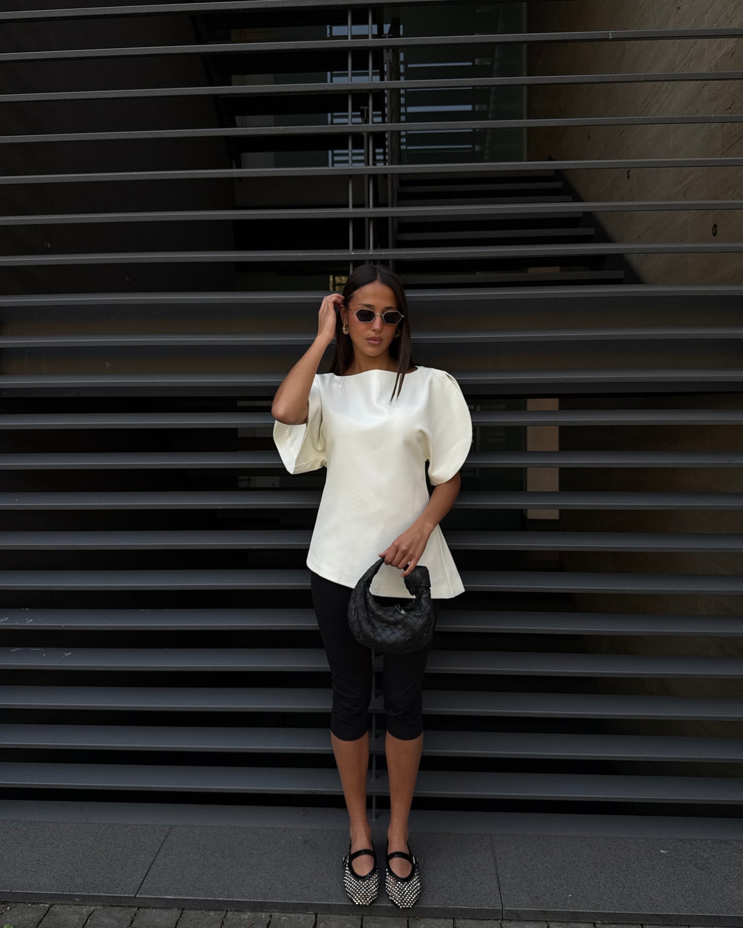 MAGLIA ASIMMETRICA CON APERTURE