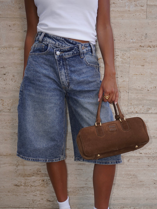 BERMUDA DENIM CON CHIUSURA ASIMMETRICA