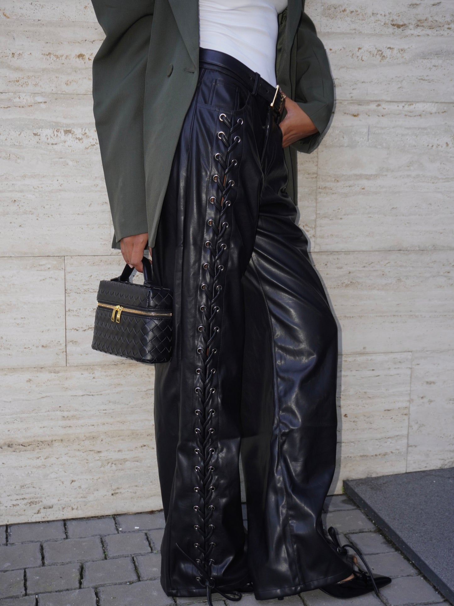 PANTALONE STRINGATO IN ECOPELLE