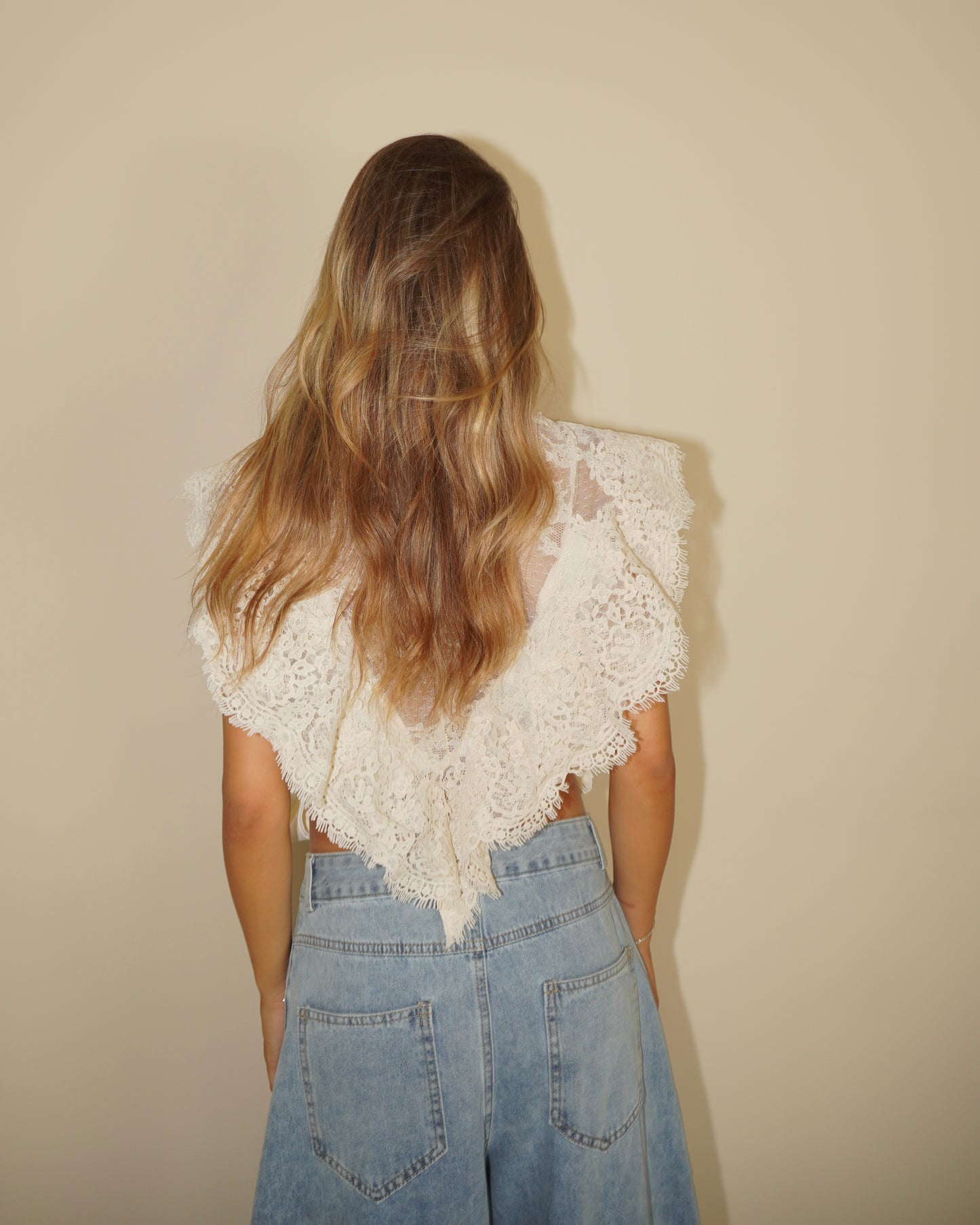 TOP IN PIZZO CON FIOCCHI LATERALI