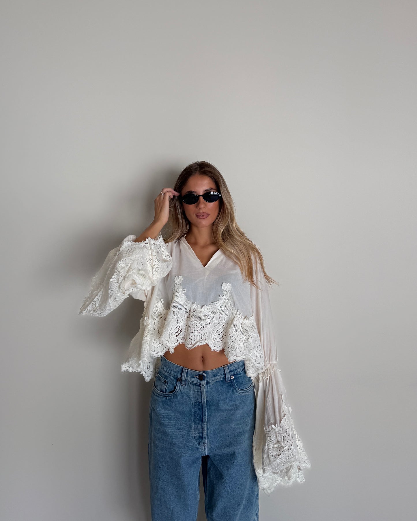 BLUSA CON PIZZO E MANICA AMPIA