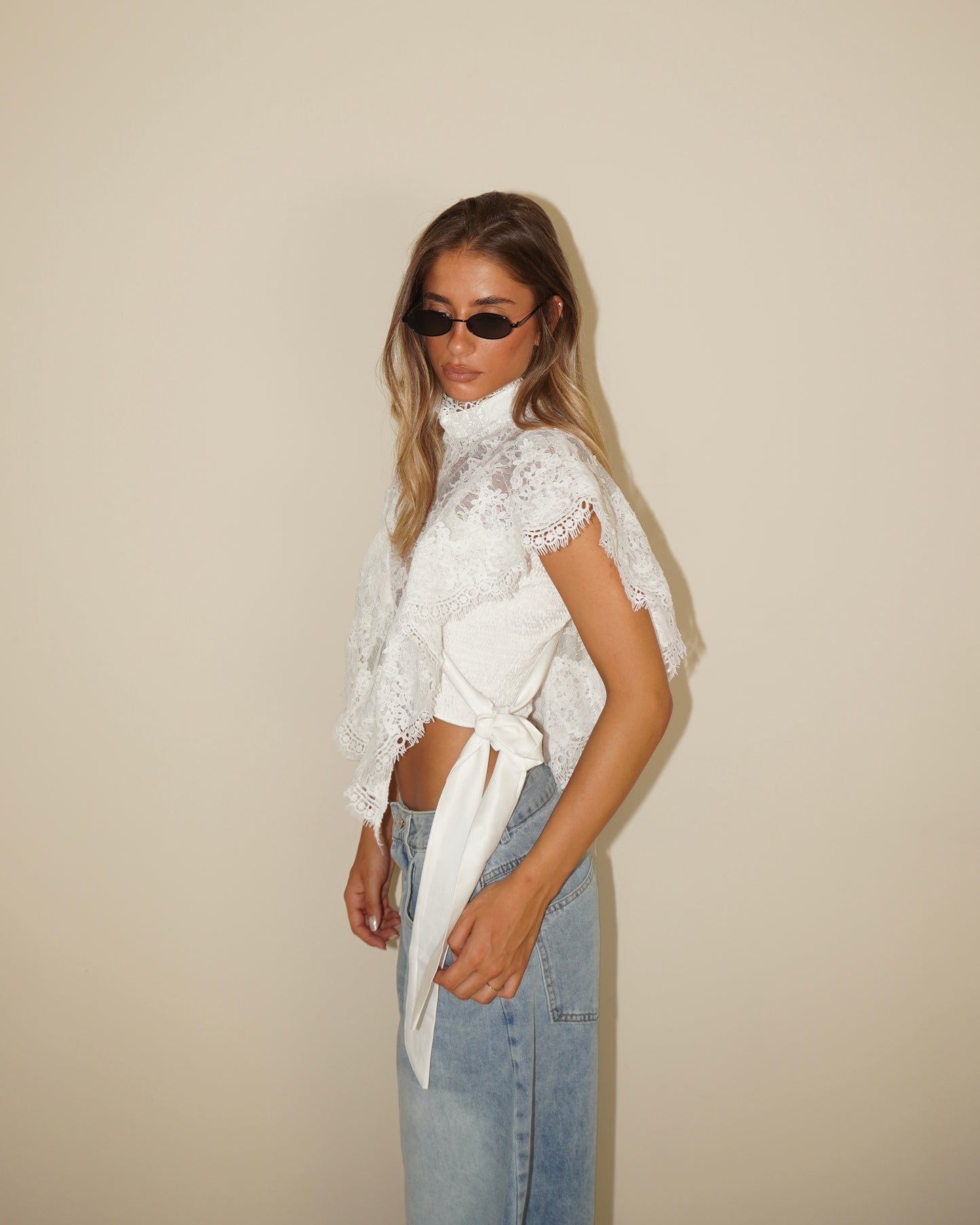 TOP IN PIZZO CON FIOCCHI LATERALI