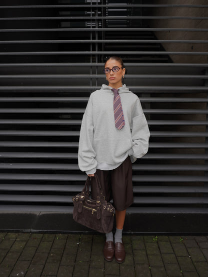 FELPA CON CAPPUCCIO E CRAVATTA