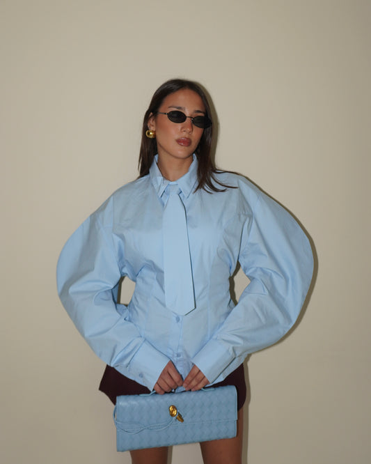 CAMICIA CON MANICA AMPIA E CRAVATTA