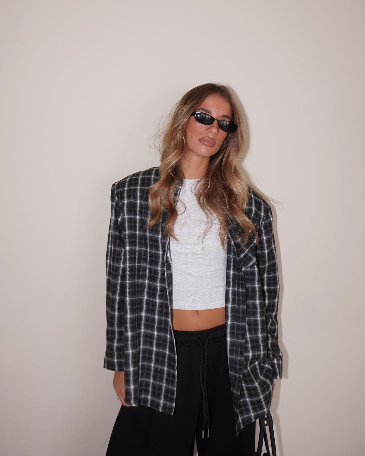 CAMICIA CON SPALLE STRUTTURATE A QUADRI