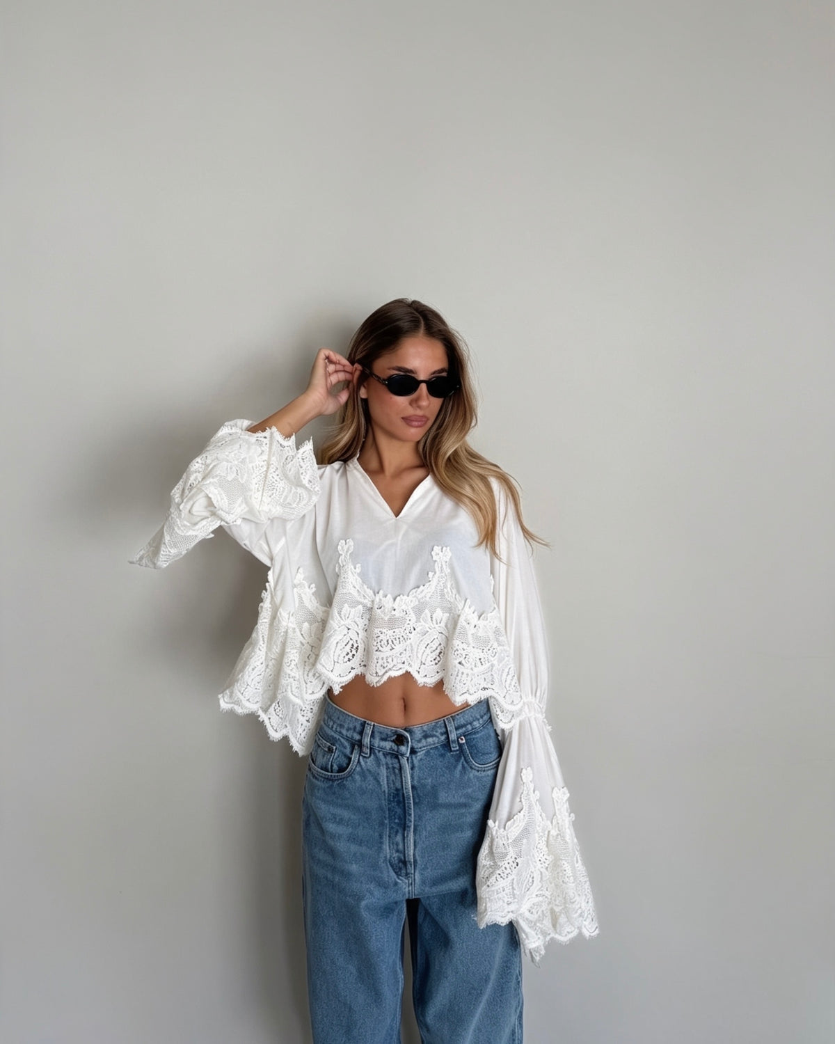 BLUSA CON PIZZO E MANICA AMPIA