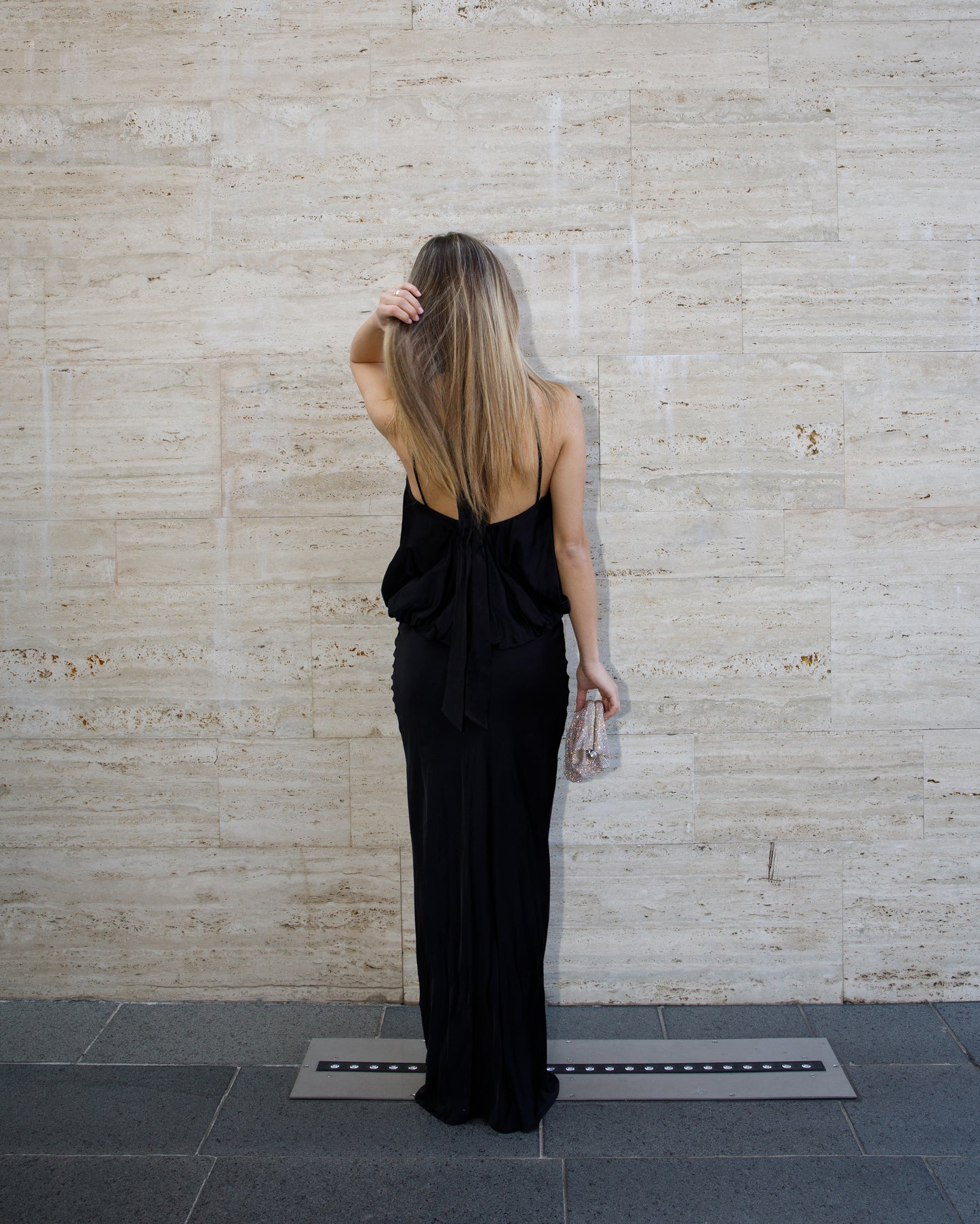 ABITO LUNGO SATINATO SCOLLO HALTER