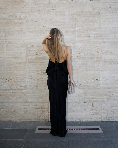 ABITO LUNGO SATINATO SCOLLO HALTER