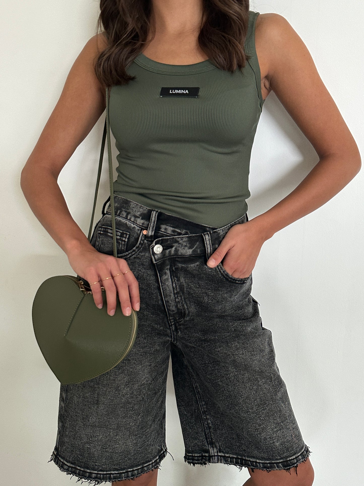BERMUDA MOM FIT CON CHIUSURA ASIMMETRICA