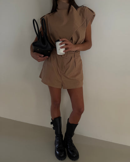 TUTINA IN LINO CON SPALLE IMBOTTITE E CINTURA