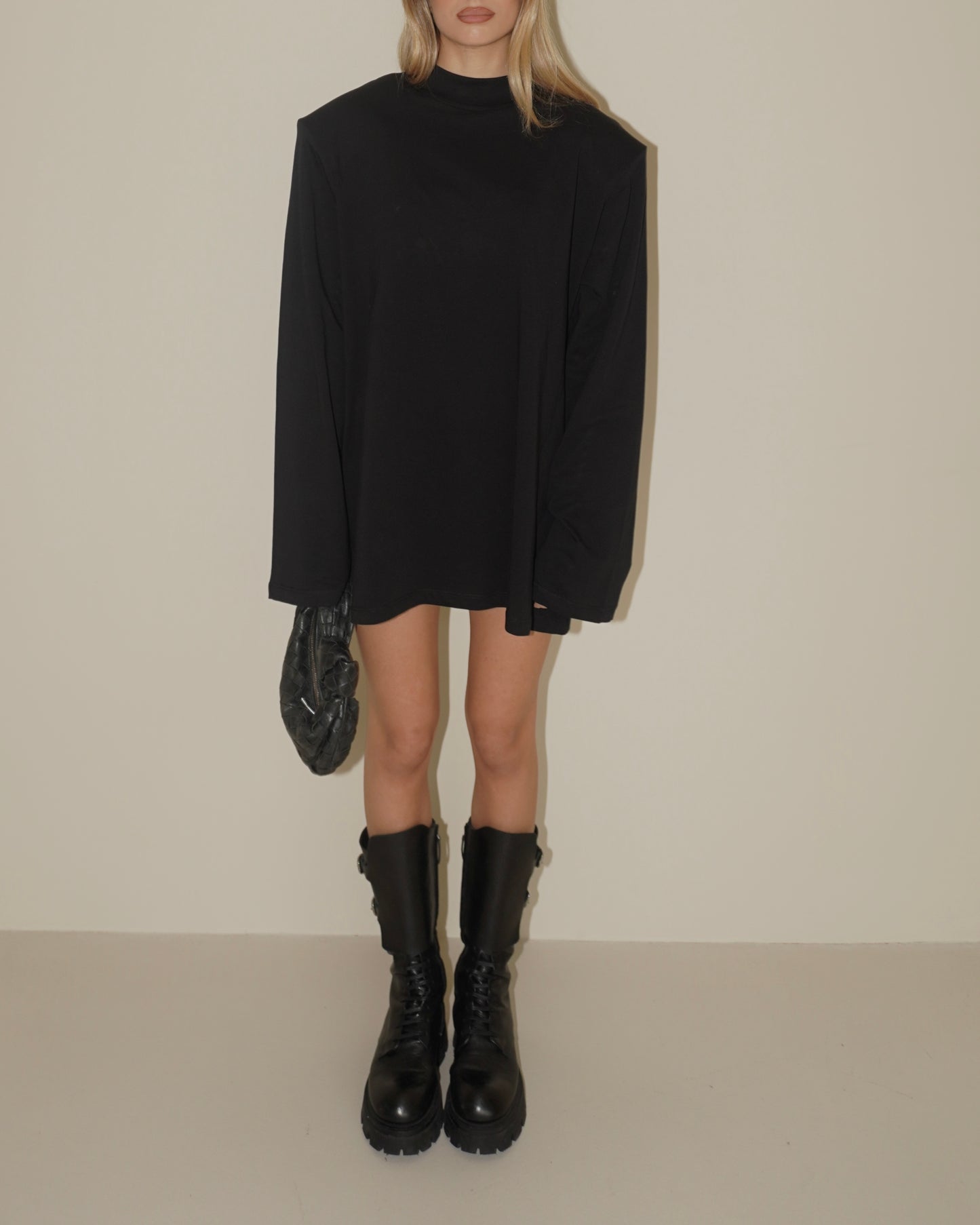 MAGLIA A MANICHE LUNGHE CON SPALLE IMBOTTITE