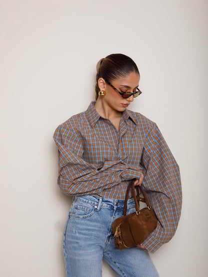 CAMICIA CON SPALLE IMBOTTITE E CHIUSURA ASIMMETRICA