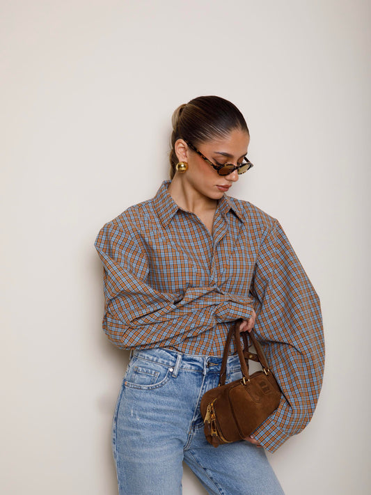 CAMICIA CON SPALLE IMBOTTITE E CHIUSURA ASIMMETRICA