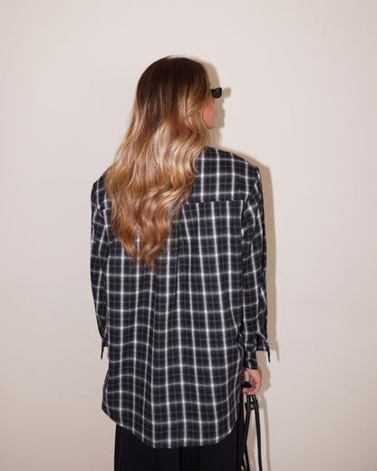 CAMICIA CON SPALLE STRUTTURATE A QUADRI