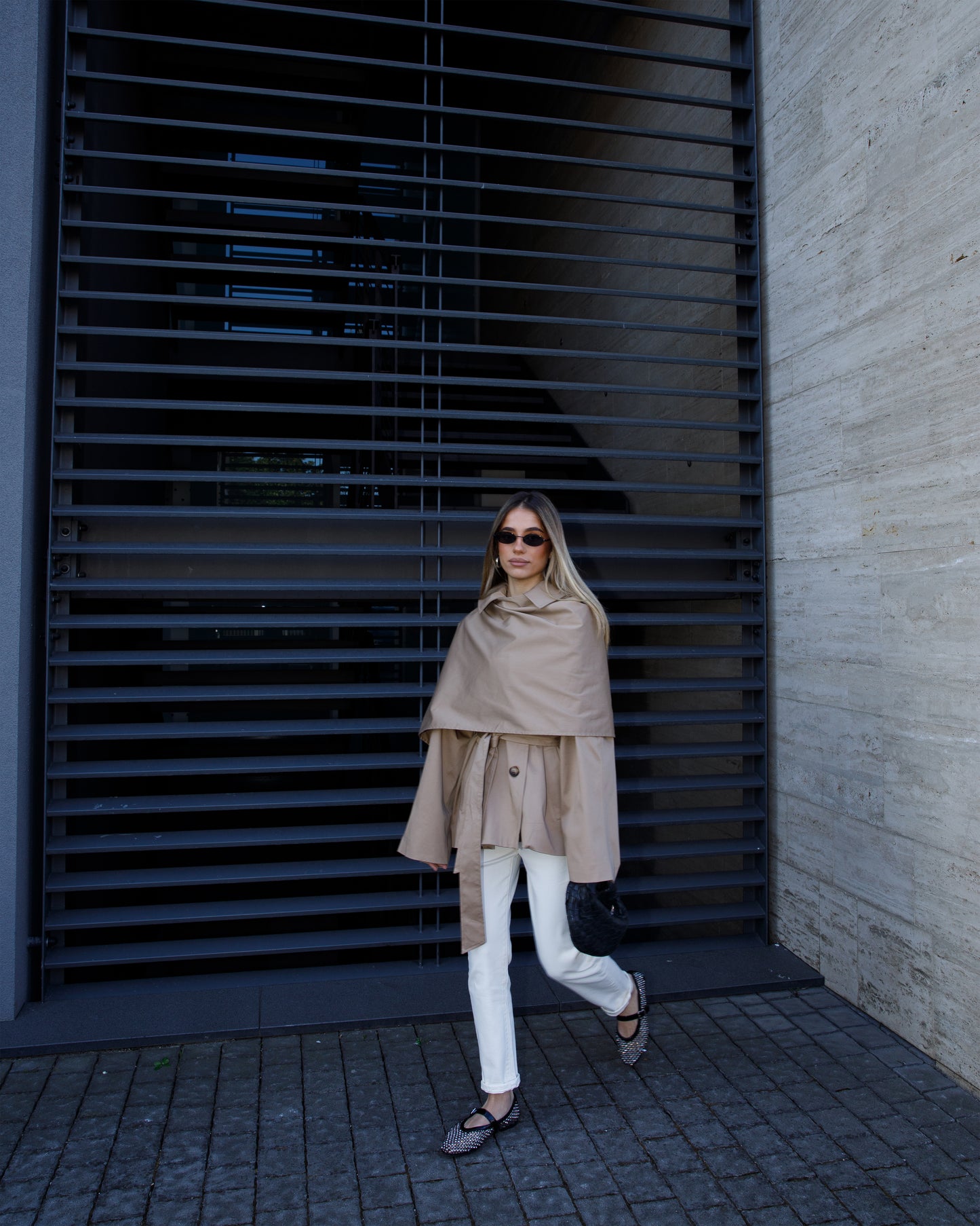 TRENCH CORTO CON MANTELLA LUMINA