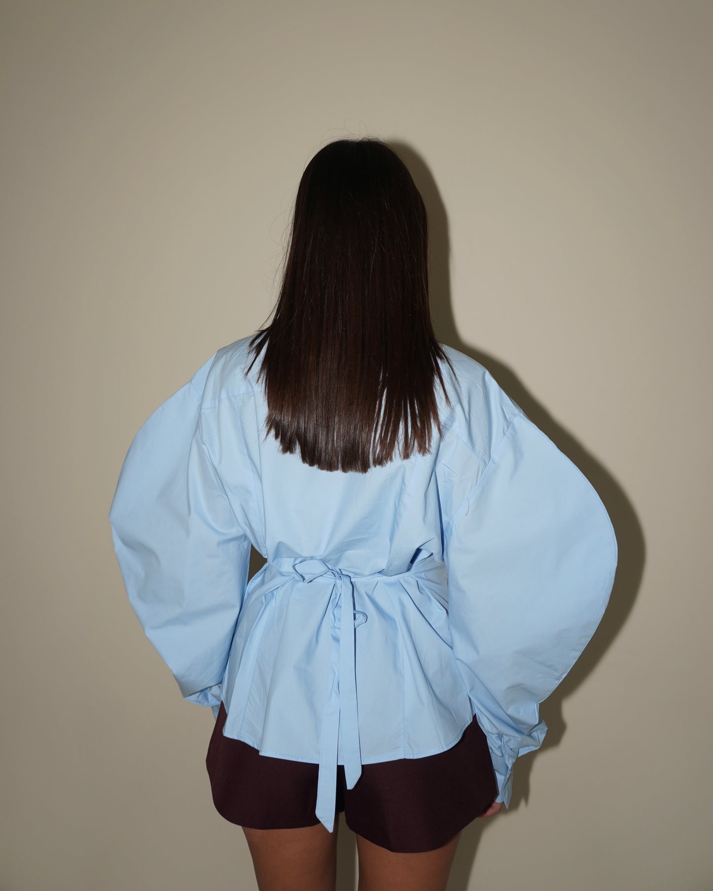 CAMICIA CON MANICA AMPIA E CRAVATTA