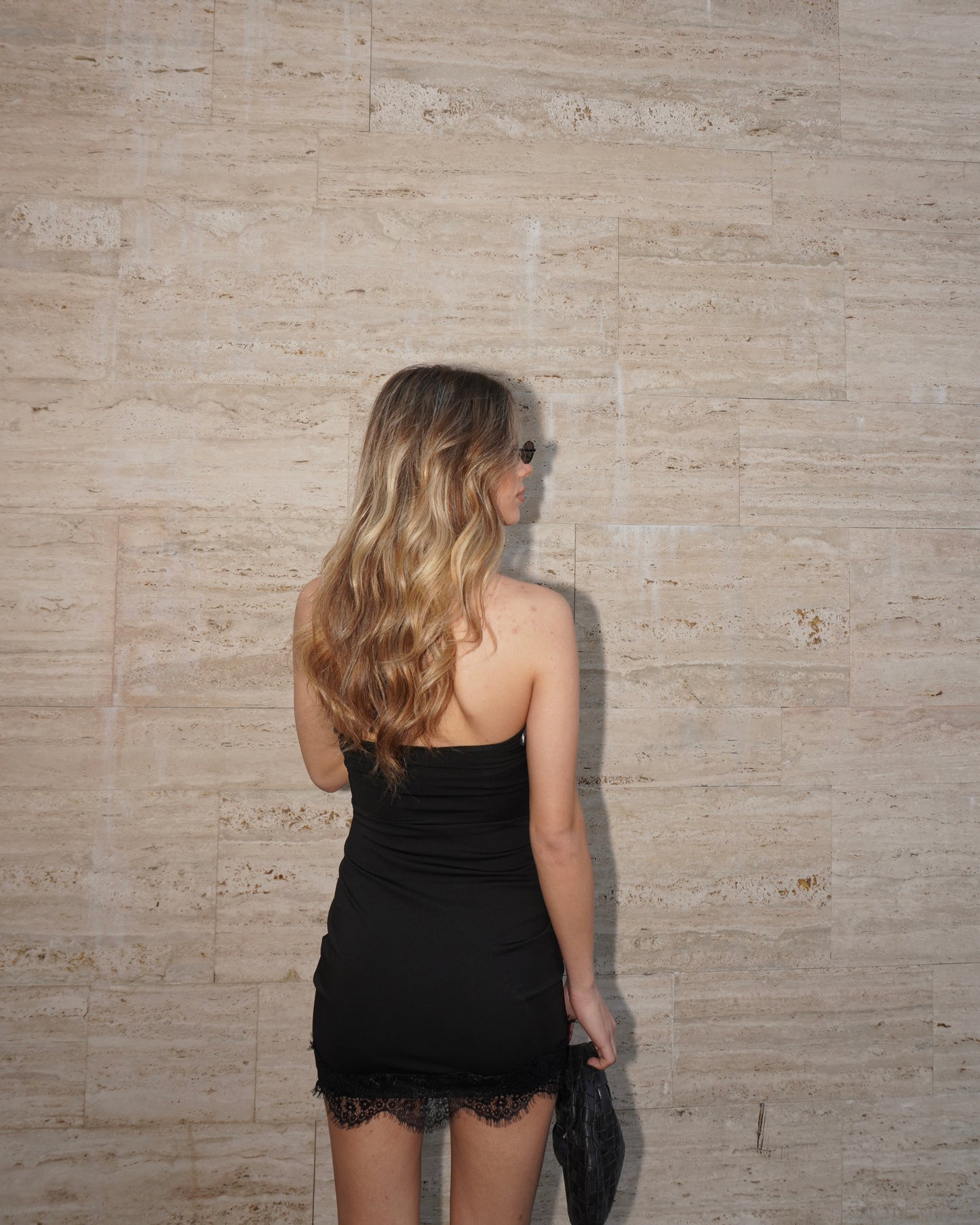 ABITO CON SCOLLO HALTER IN SIMIL RASO E PIZZO