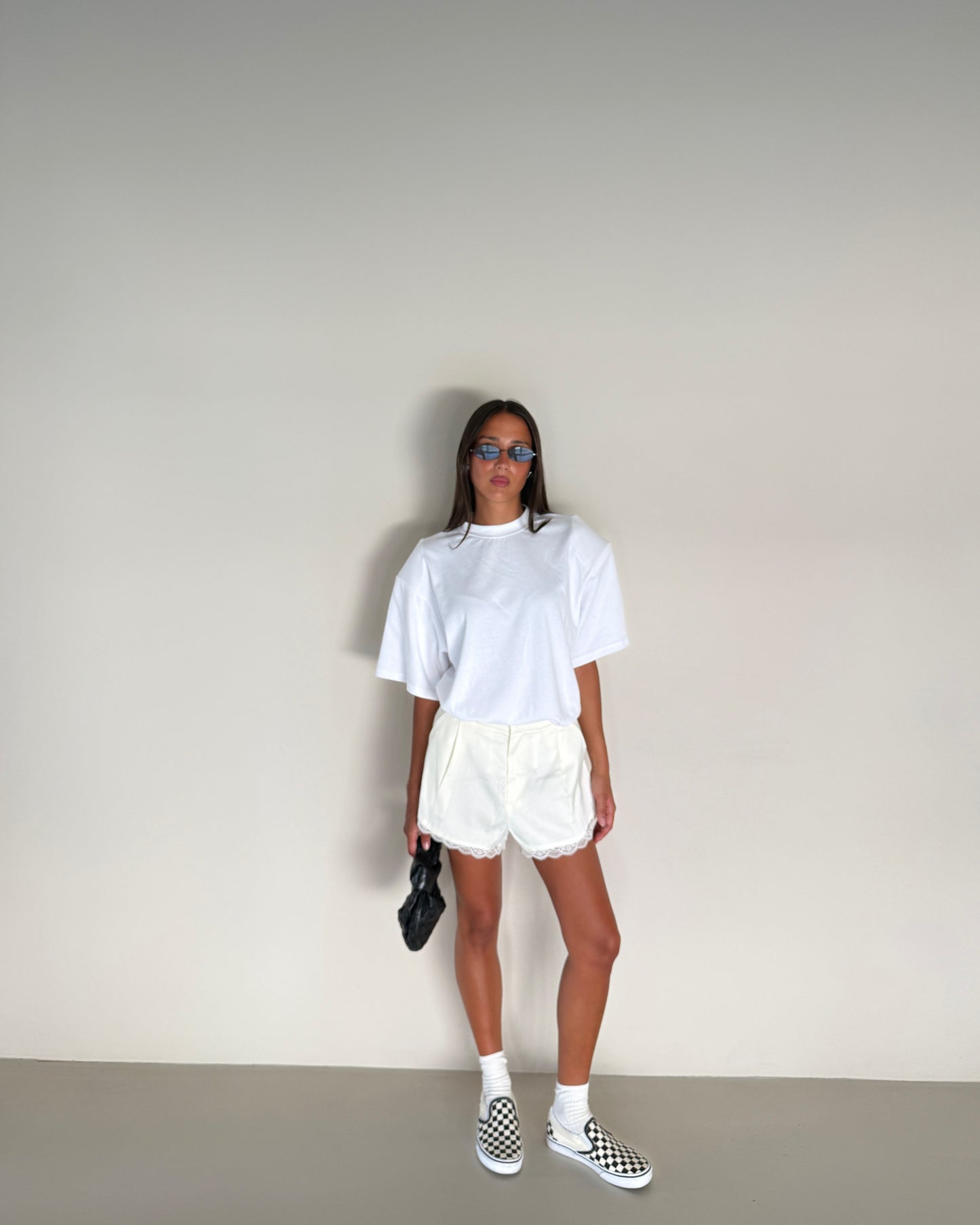 SHORTS CON PINCES E PIZZO