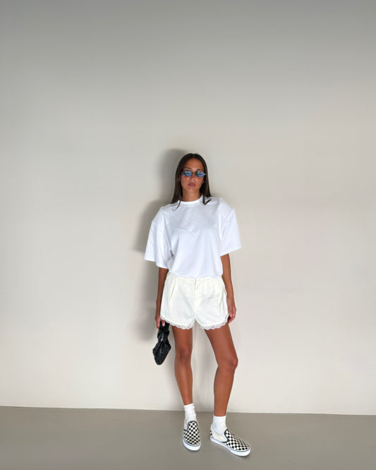 SHORTS CON PINCES E PIZZO