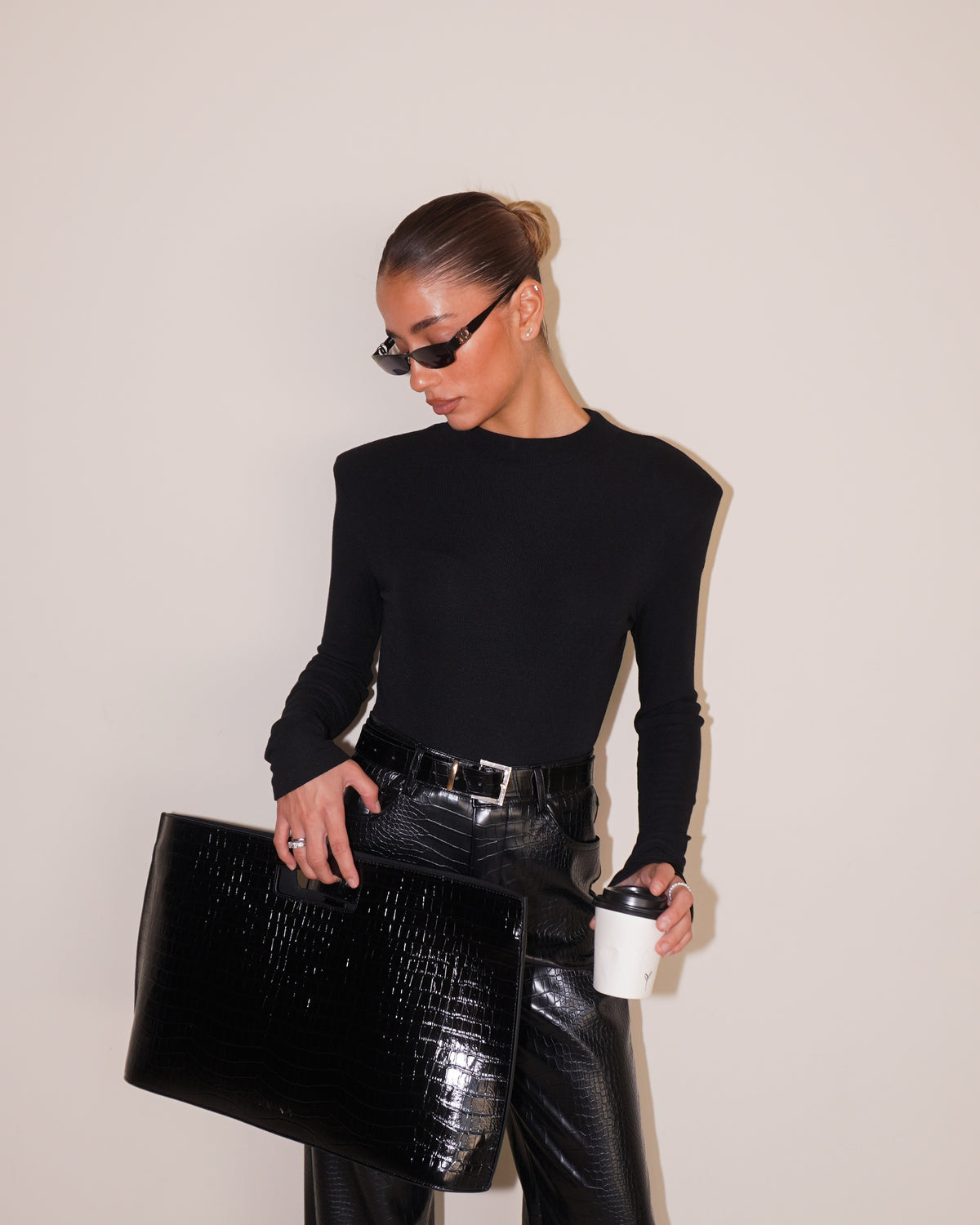 BODY CON MANICHE LUNGHE E SPALLE IMBOTTITE