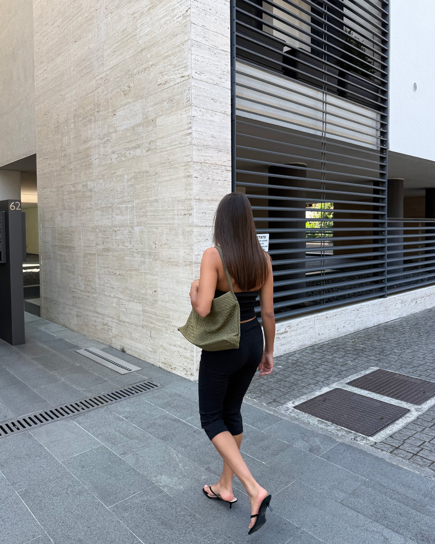 COMPLETO TOP CON BOTTONI E PANTALONE CAPRI LUMINA