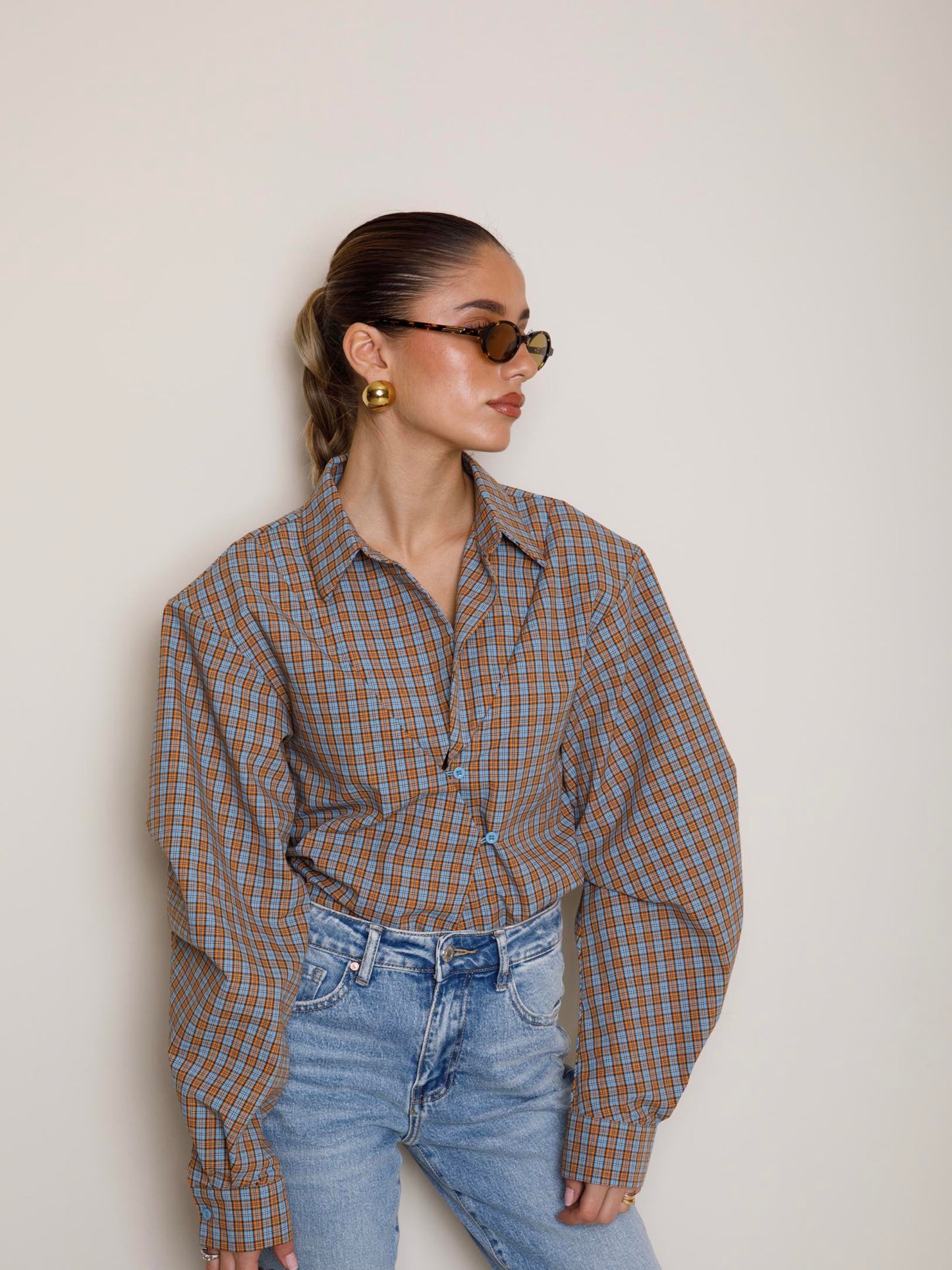 CAMICIA CON SPALLE IMBOTTITE E CHIUSURA ASIMMETRICA