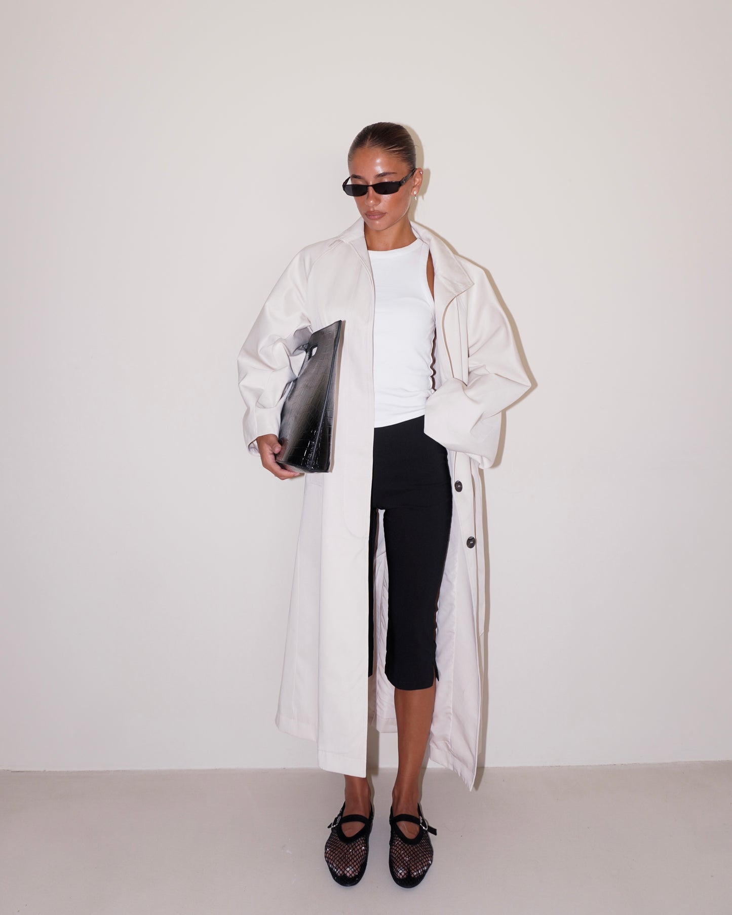 TRENCH CON BOTTONI E CINTURA