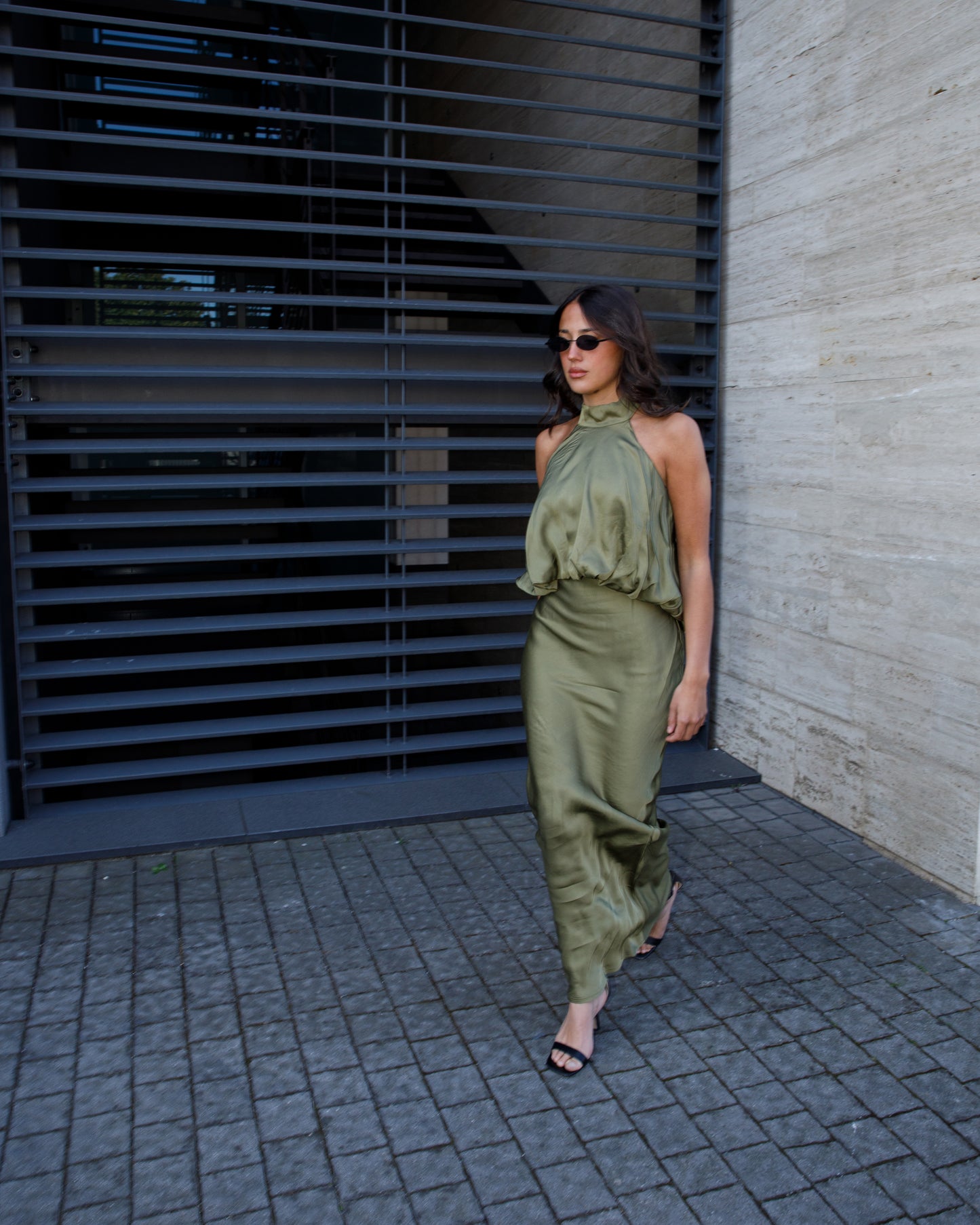 ABITO LUNGO SATINATO SCOLLO HALTER