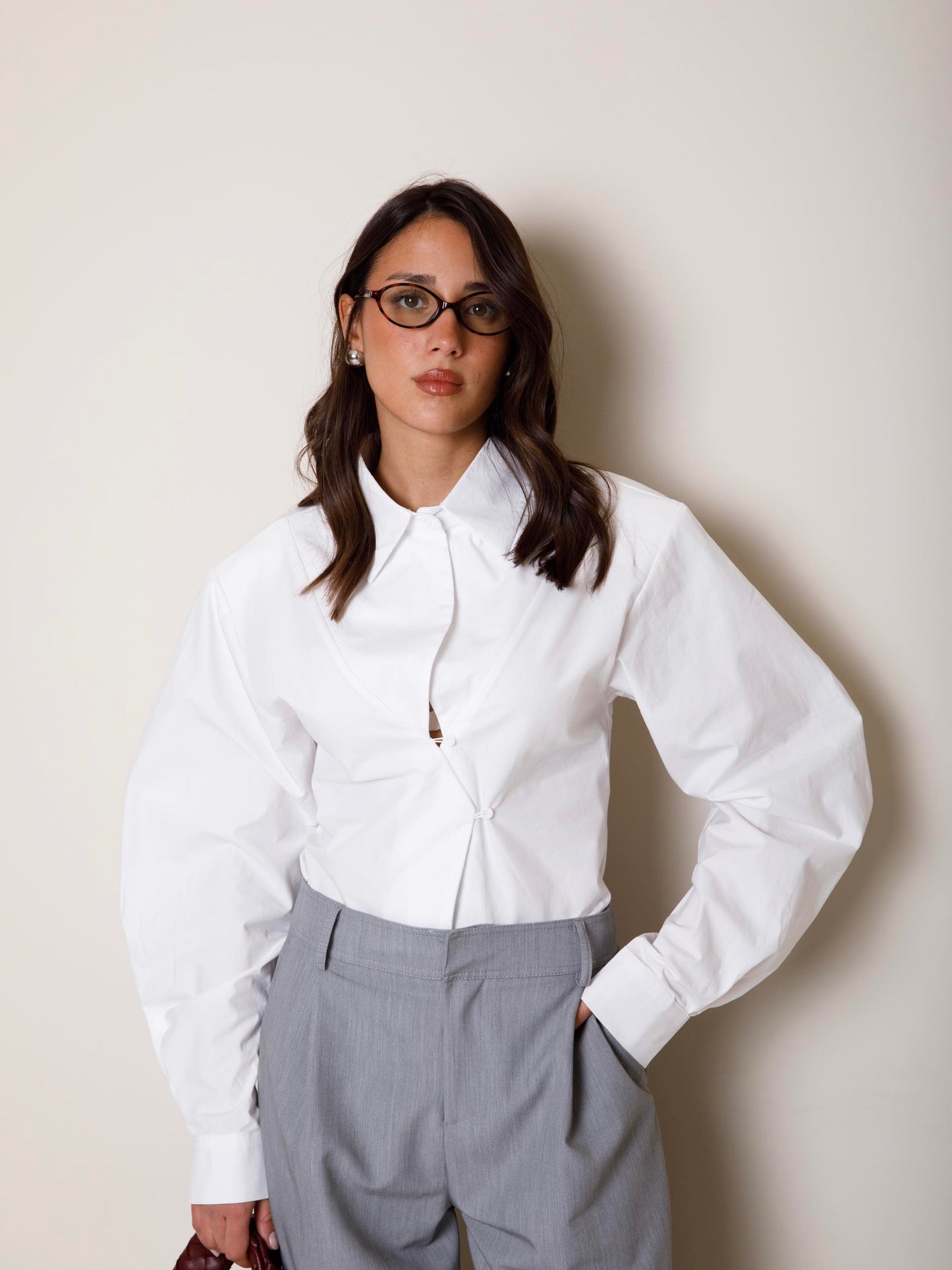 CAMICIA CON SPALLE IMBOTTITE E CHIUSURA ASIMMETRICA