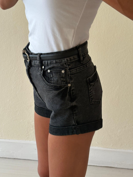 SHORTS CON CINTURA
