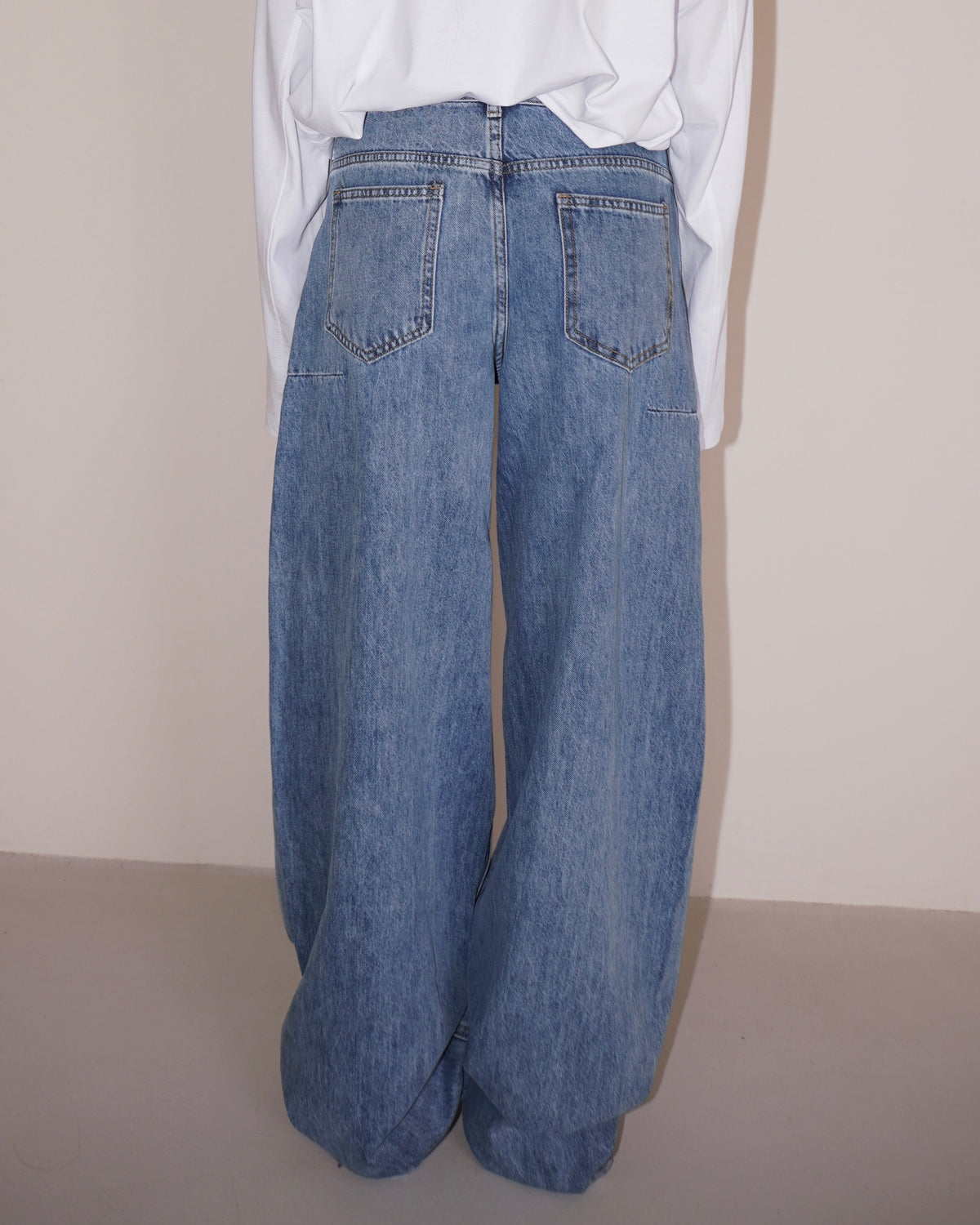 JEANS GAMBA LARGA CON CUCITURE