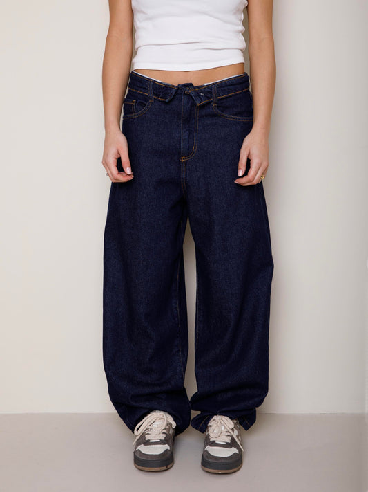 JEANS CON RISVOLTO IN VITA