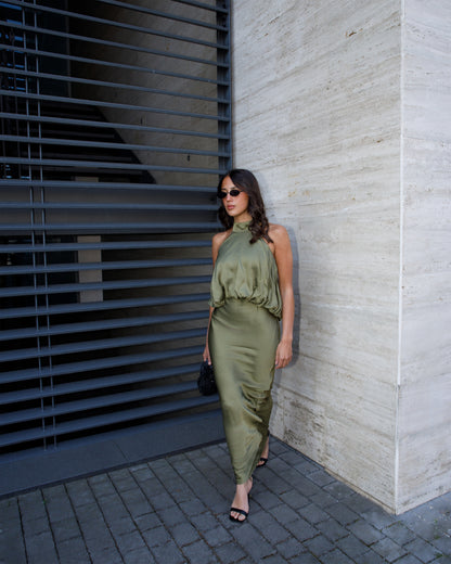 ABITO LUNGO SATINATO SCOLLO HALTER